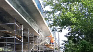 В Ковровском районе идёт ремонт 150 метров моста через реку Уводь