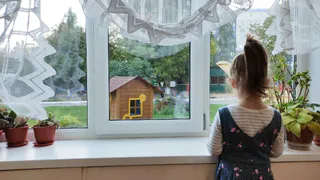 Наклеили за 5 минут и больше не мерзнем даже в лютый холод – из окон не сквозит, а подоконник теплый