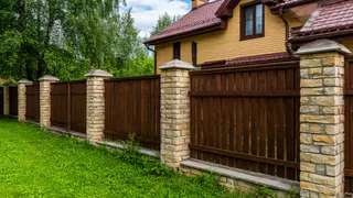 Ограждения из профлиста больше не в тренде: кладка — лучший выбор для стильного и долговечного забора