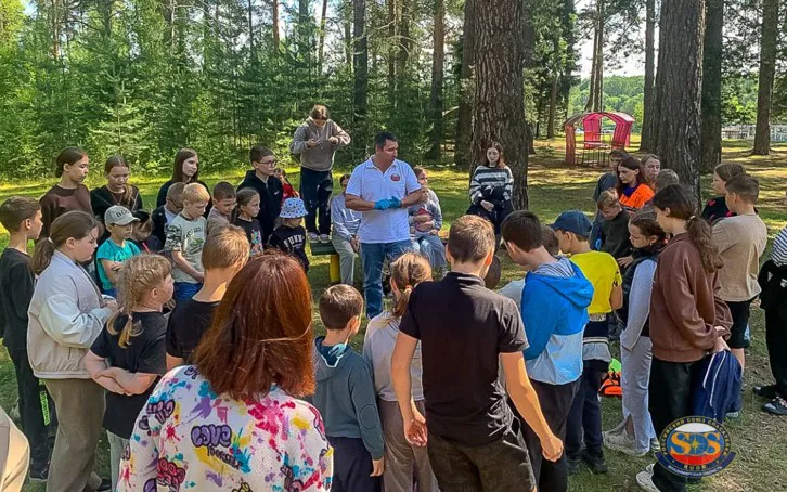 В лагере «Дружба» под Камешково спасатели провели урок безопасности для детей