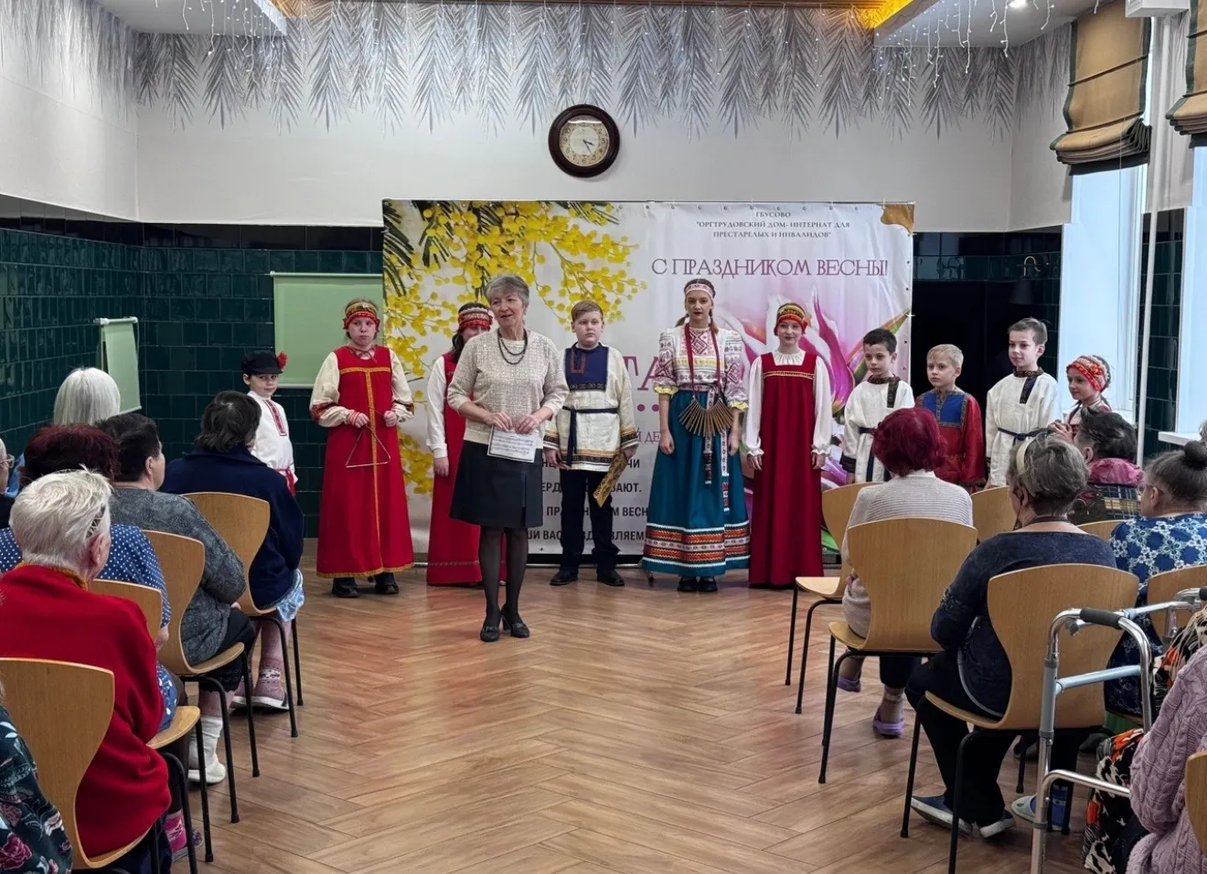 Бабушек владимирского пансионата поздравили с 8 Марта сладкими подарками и концертом