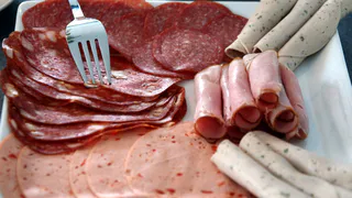 Ни грамма сои, исключительно мясо: Роскачество представило лучшие марки колбасы для «Оливье» к Новому году