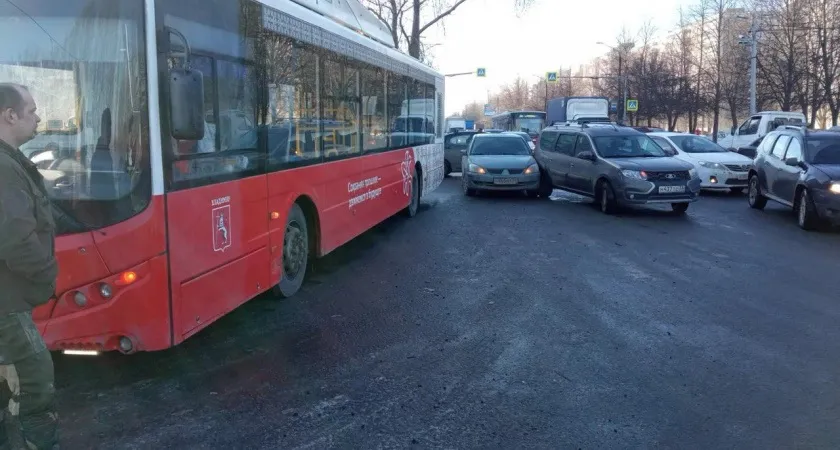 Во Владимире водитель легковушки устроил ДТП с автобусом