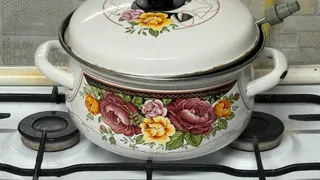 Перестала сталкиваться с проблемой убегающей пены из кастрюли: простой лайфхак изменит вашу жизнь, больше не нужно стоять у плиты
