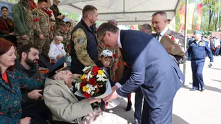 Во Владимире 100-летний ветеран встретил 81-ю годовщину Победы на площади