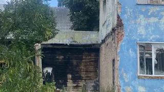 В центре Кольчугино оградили аварийное здание, куда могли попасть дети