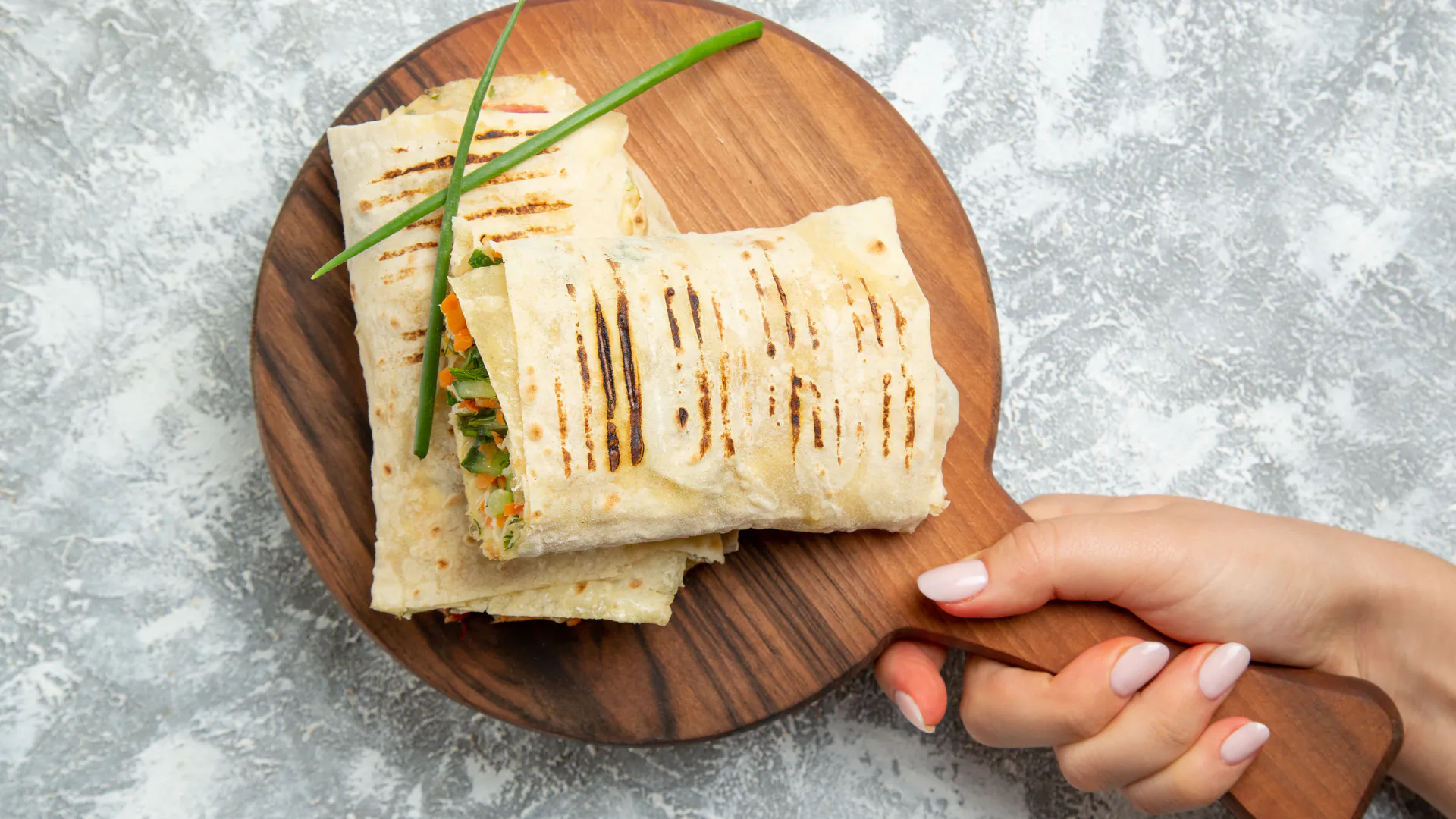 Рулет из лаваша с куриным мясом и сыром: приготовите быстрее, чем съедят — ещё добавку потребуют