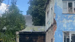 Аварийное здание в центре Кольчугино требуют обезопасить