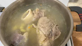 1 ложка в кастрюльку с водой — мясо становится нежным и сочным: секрет поваров советских лет
