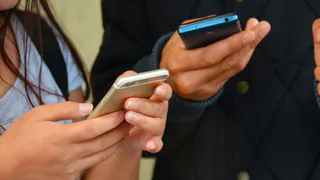 Вы убиваете свой смартфон: почему нельзя носить телефон в кармане зимней куртки – неожиданные и неприятные последствия