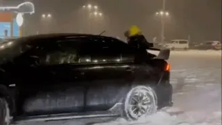 Владимирский водитель устроил дрифт с сидящим на багажнике маленьким ребенком