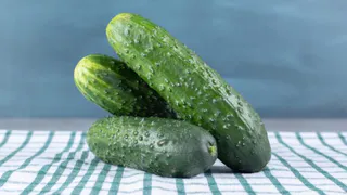 Переросшие огурцы не выбрасываю: закрываю на зиму этот вкуснющий салат  - на любом застолье уходит первее, чем "Оливье"